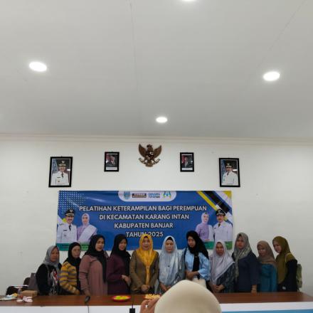 Bimbingan Pelatihan : Perwakilan perempuan Desa Jingah Habang Ilir Mengikuti Pelatihan Pemberdayaan 